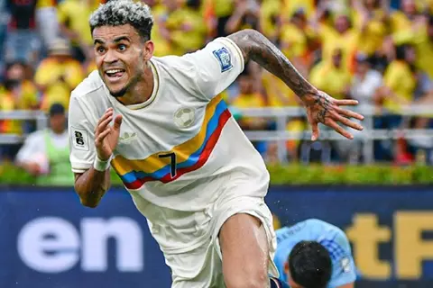 رغم الهزيمة.. لويس دياز يكتب التاريخ أمام البرازيل